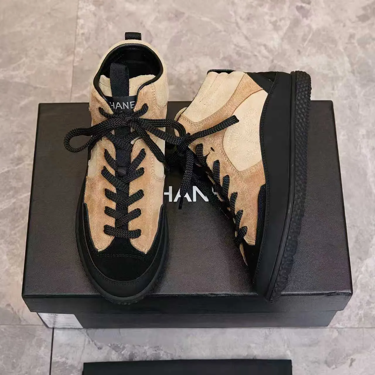 Men's men's shoes pP660! Chanel Chanel - 2025 counter top casual sneakers This classic design; the upper is electro-embroidered with a variety of techniques; the outsole is fashionable and sporty; the unusual inclusion of a variety of color matching elements... The diversified mix and match is very beautiful and versatile, casual, fashionable, sports and outdoor can be taken into account... ꫛꫀꪝ Go➫ Materials: ❶Upper is made of: original imported mercerized leather cow suede ❷Inner lining: original imported breathable sheepskin lining ❸Outsole is based on: original TPU combination outsole, full set of boutique packaging for women 35–41